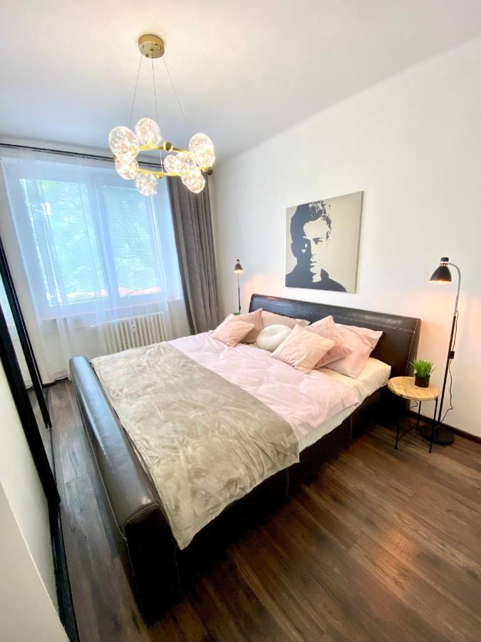 James Dean Apartment - Next To Nivy Bus Station & Mall Bratislava Extérieur photo