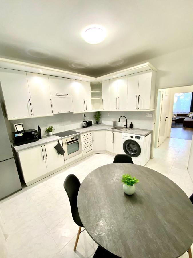 James Dean Apartment - Next To Nivy Bus Station & Mall Bratislava Extérieur photo