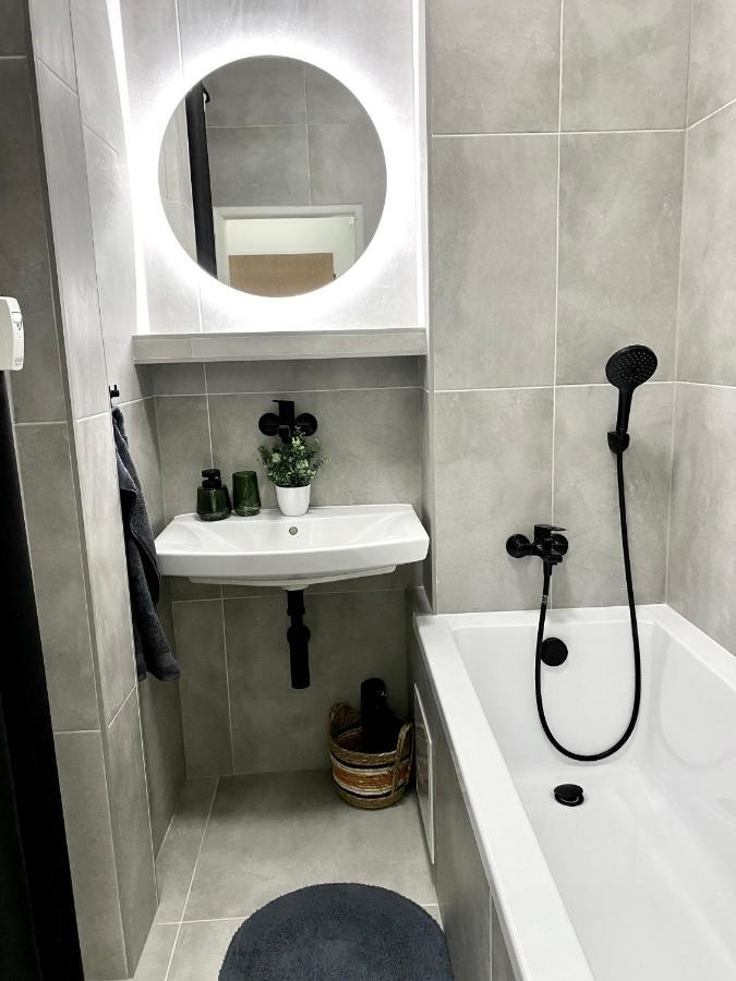 James Dean Apartment - Next To Nivy Bus Station & Mall Bratislava Extérieur photo